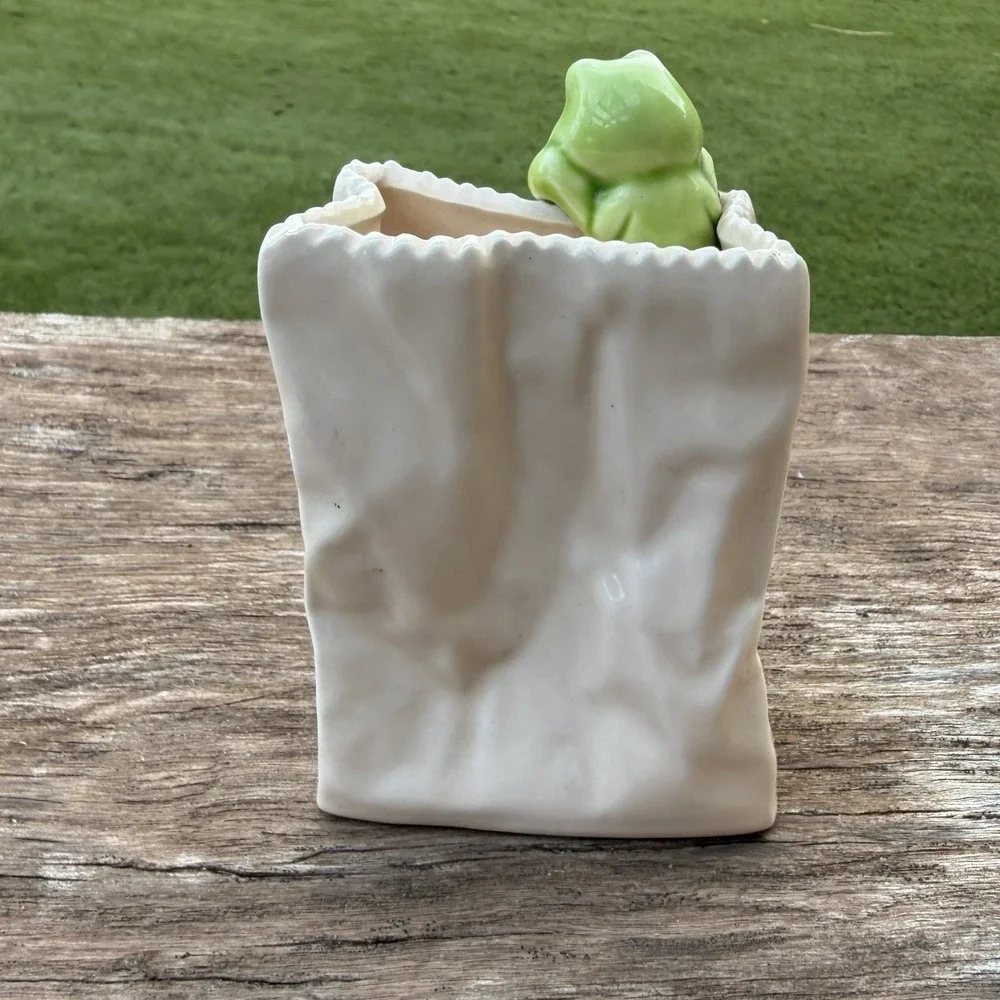 Georgia Peach Kitschy Souvenir Pencil Holder Frog Paper Bag MC And Co. Office